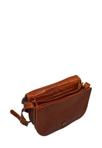 Sac bandoulière en cuir marron avec une finition lisse, des bords arrondis et une fermeture à rabat. Présente deux compartiments et un détail cousu.