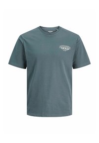 Camiseta de manga corta en azul-verde con cuello redondo y pequeño logo blanco "Jack & Jones Coll. Studio" en el lado izquierdo del pecho.