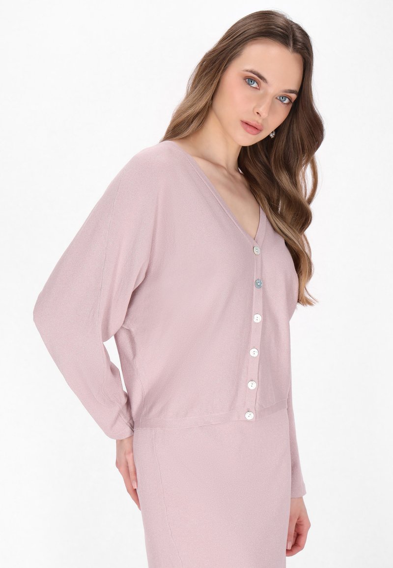 Rosa långärmad cardigan med V-ringning, med knappuppknäppning i fronten, mjuk textur och avslappnad passform för komfort.