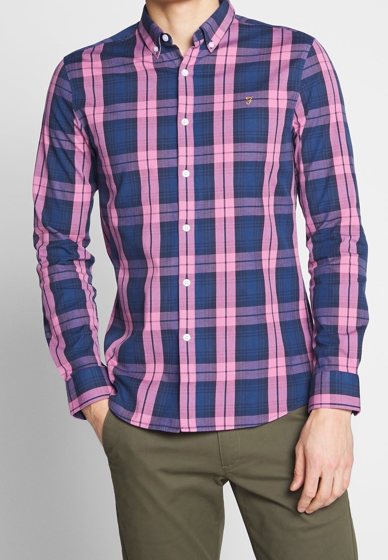 Rutigt skjorta med lila, rosa och blå mönster, knapp-down krage, långa ärmar och liten logotypdetalj på bröstet. Bomullstyg.