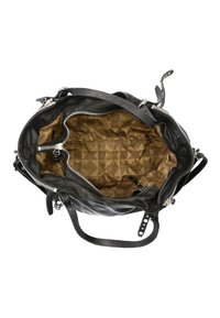 Borsa in pelle nera con accessori in argento, dotata di cerniere e doppi manici. L'interno presenta un rivestimento marrone testurizzato con un motivo geometrico.