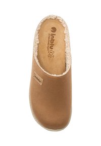 Scarpa marrone senza lacci con un morbido rivestimento interno, esterno liscio e suola testurizzata. Presenta un piccolo etichetta del logo sul lato.