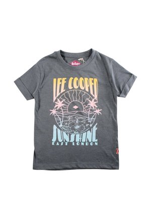 T-shirt gris à manches courtes avec le texte "Lee Cooper Sunshine East London" et un motif de coucher de soleil avec des palmiers et des fleurs sur le devant.