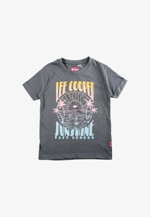 T-shirt gris à manches courtes avec le texte "Lee Cooper Sunshine East London" et un motif de coucher de soleil avec des palmiers et des fleurs sur le devant.
