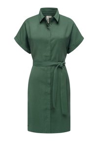 Rochie verde dintr-un material neted, cu un decolteu cu nasturi, mâneci scurte rostogolite și un brâu legat la talie.