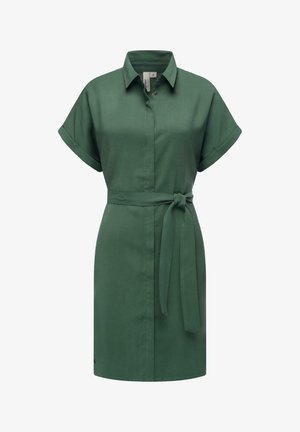 Abito camicia verde realizzato in tessuto liscio, con chiusura a bottoni sul davanti, maniche corte arrotolate e cintura in vita annodata.