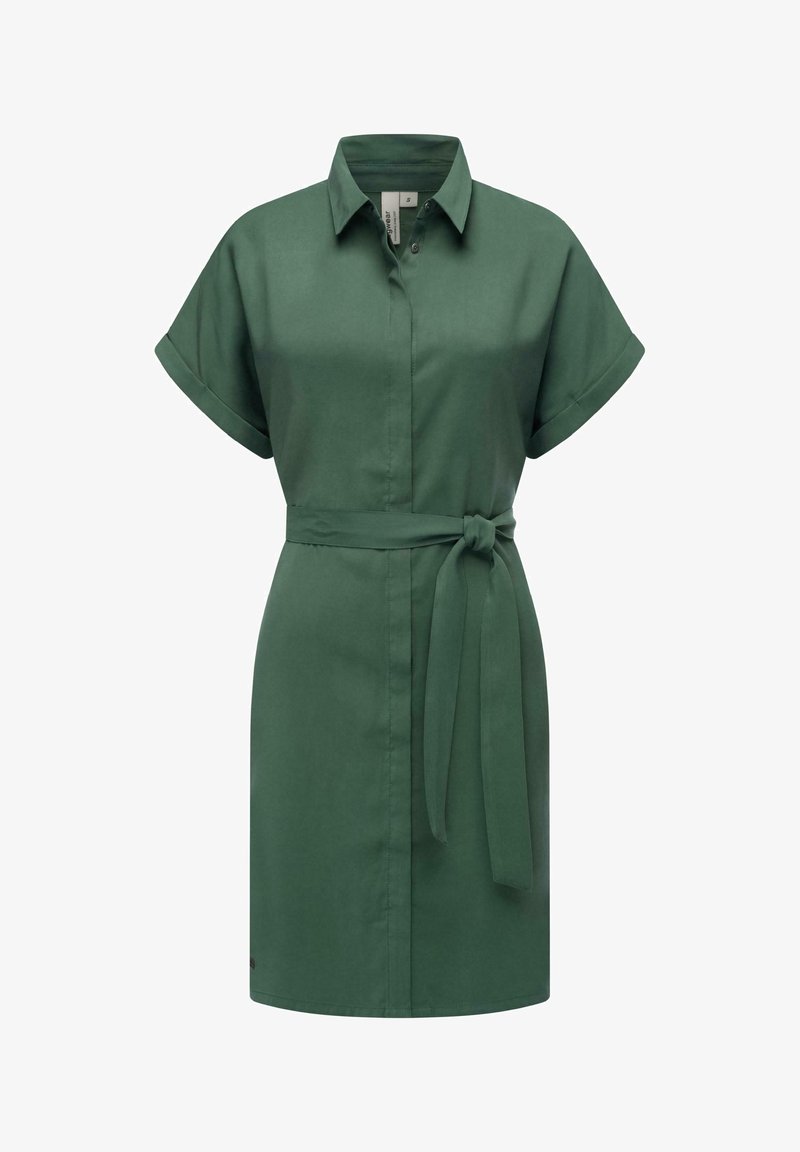 Abito camicia verde realizzato in tessuto liscio, con chiusura a bottoni sul davanti, maniche corte arrotolate e cintura in vita annodata.