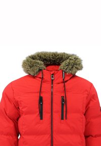 Rød pufferjakke med en hætte foret med falsk pels, to lynlåslommer og sorte lynlåse. Stoffet ser glat og isoleret ud.