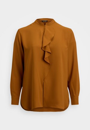 Bruine blouse met lange mouwen, gerimpelde voorkant, hoge kraag en een rechte snit. Gemaakt van gladde stof met een lichte glans.