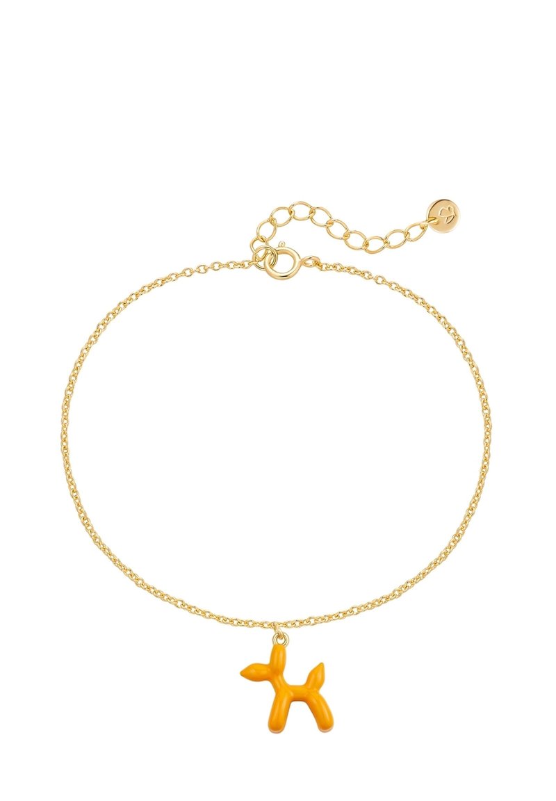 Bracelet en chaîne dorée avec un charm en forme de chien ballon orange vif, texture lisse et longueur ajustable avec un fermoir en forme de homard.
