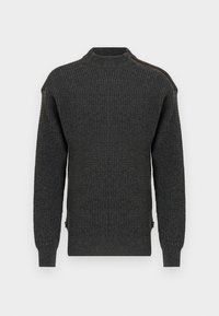 Dunkelgrauer Waffelstrickpullover mit hohem Kragen und Reißverschlussdetails, die von der Halslinie bis zur Schulter auf einer Seite verlaufen.