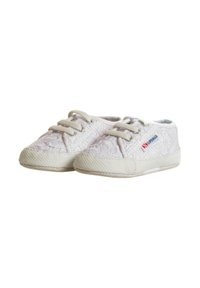 Sneakers bianchi in tela con un motivo a pizzo testurizzato, punta rotonda e lacci abbinati. Presentano una suola in gomma e un piccolo dettaglio del logo sul lato.