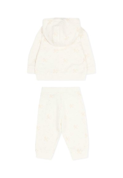 Roomkleurige babyhoodie en broekset met een subtiele vlinderprint, zachte stof, lange mouwen, capuchon en een elastische taille en boorden.