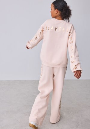Baker by Ted Baker, REGULAR FIT - METALLIC SIDE GRAPHIC WIDE LEG SET - Træningssæt - pink