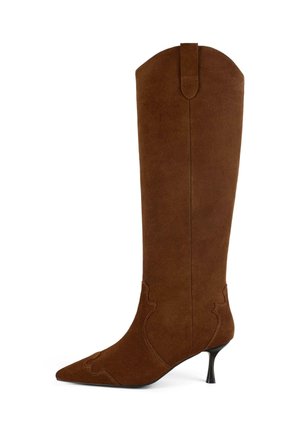 Stivale marrone in suede alto fino al ginocchio con punta affilata, cuciture decorative e tacco a stiletto sottile. Presenta una parte superiore arrotondata e un tassello sul retro per la calzata.