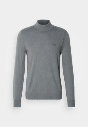 Grau gestrickter Pullover mit einem gerippten Rollkragen, langen Ärmeln und einem figurbetonten Saum. Minimalistisches Design mit einem kleinen schwarzen Logo auf der Brust.