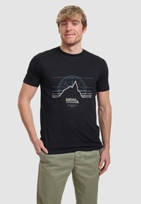 Camiseta de algodón negra con un gráfico de montaña y un diseño de brújula en blanco y azul, con mangas cortas y una silueta ajustada.