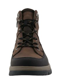 Bottes de randonnée marron avec une tige en cuir texturé, embout en caoutchouc noir, œillets en métal et lacets noirs. Semelle robuste avec motif de traction.