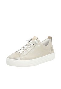 Sneaker in pelle beige con finitura metallica, lacci bianchi e suola in gomma bianca. Presenta un logo sul lato e un'etichetta a loop sul tallone.