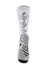 Calzino sportivo bianco con un design a motivo nero, presa testurizzata e punta rinforzata. I marchi includono "FLYKY" e "S-MASH."