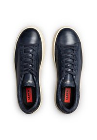 Granatowe skórzane sneakersy z zapięciem na sznurowadła, kontrastującą jaśniejszą gumową podeszwą, teksturowanymi bocznymi panelami oraz markową wkładką.