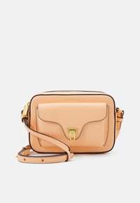 Borsa a tracolla in pelle pesca con chiusura dorata, tracolla regolabile e tasca frontale. Presenta una texture liscia e bordi neri a contrasto.