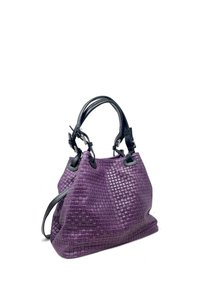 Fioletowa torebka skórzana z plecionki z czarnymi podwójnymi uchwytami i regulowanym paskiem na ramię, pokazana na białym tle.