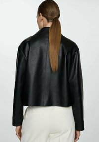 Sort læderjakke med cropped design og lange ærmer, der har en glat tekstur og en minimalistisk krave.