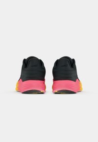 Altra TORIN 8 - Chaussures de running sur route - black/pink/noir