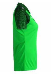 Groene polo met een effen lichaam en gestreepte zwarte mouwen met zigzaglijnen; gemaakt van een lichte, gladde stof.