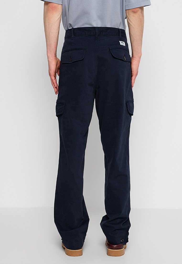 Granatowe spodnie cargo wykonane z trwałego materiału, wyposażone w dwie tylne kieszenie oraz kieszenie boczne; prosta konstrukcja nogawki z wzmocnionymi szwami.