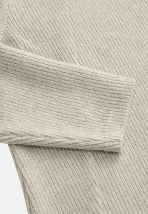 Beiges, geripptes Gewebe mit strukturierter Oberfläche. Verfügt über einen umgeschlagenen Bündchenrand und dezente Nahtdetails, die ein einfaches, klares Design vermitteln.