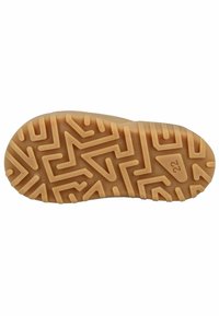 Suela de zapato de goma con un patrón texturizado que presenta diseños en zigzag y líneas, de color marrón claro con el número "22" grabado.