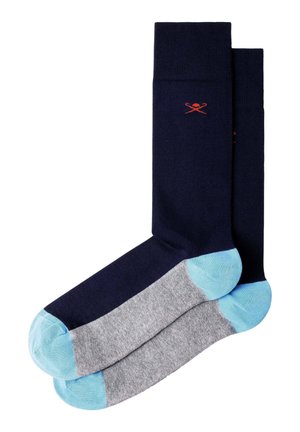 Par de calcetines de longitud media con parte superior azul marino, suelas grises, y dedos y talones azul claro, con un pequeño logo rojo de palas cruzadas.
