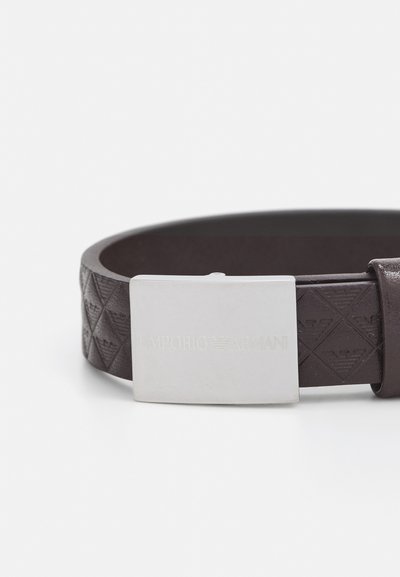 Pruuni nahk vööp koos pressitud teemantmustriga, millel on ristkülikukujuline hõbe pandlaosa, millel on graveeritud "Emporio Armani" logo.