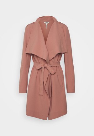 Trench-coat en rose poussiéreux, mi-long, avec larges revers, manches longues, ceinture nouée à la taille et deux poches latérales, présenté sur un fond blanc.