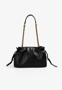 Sac à main en cuir noir avec un design doux et froncé. Il présente une texture lisse, des poignées en chaîne dorée et un système de fermeture à cordon réglable.