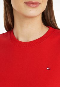 Tommy Hilfiger FLAG ON CHEST  - Felpa - rot