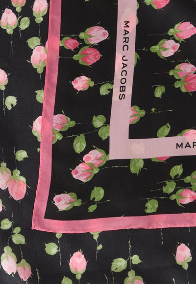 Tissu noir avec motif de boutons de rose roses et bord rose avec le nom de la marque "Marc Jacobs" en texte noir.