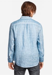 Camicia in denim azzurro chiaro con maniche lunghe, polsini con bottone e colletto classico. Tessuto morbido e finiture leggermente sbiadite. Vista posteriore mostrata.