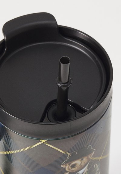 Mustaki eristetty juomapullo, jossa on pillin reikä, ja sinivihreä-kuvioinen ulkopinta, sekä sileä, matta pinta kannessa.