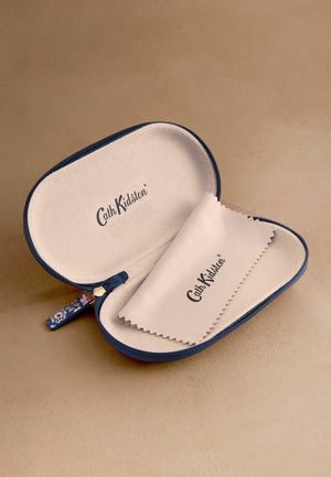 Husă moale pentru ochelari din material textil cu fermoar decorat cu floare, deschisă pentru a arăta o lavetă de curățare asortată, ambele branduite Cath Kidston.