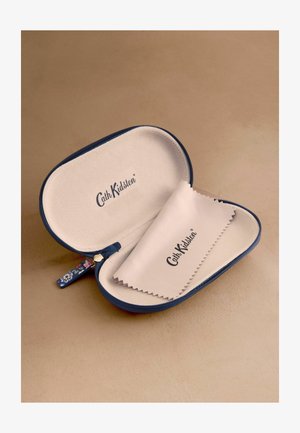 Miękkie etui na okulary z kwiatowym suwakiem, otwarte, aby pokazać dopasowaną ściereczkę do czyszczenia w środku, oba z marką Cath Kidston.