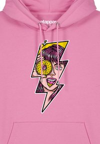 Roze hoodie met een grafische illustratie van een persoon die een donut vasthoudt, verfraaid met een gele bliksemflits en levendige kleuren.
