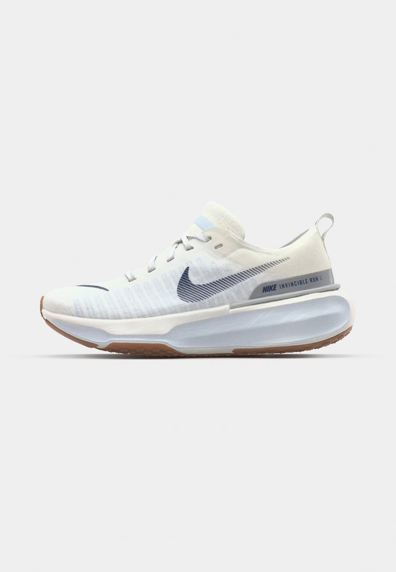 Zapatillas Nike Invincible Run 3 en blanco con acentos azules. Cuentan con una parte superior transpirable, una entresuela acolchada y una suela de caucho para mayor agarre.