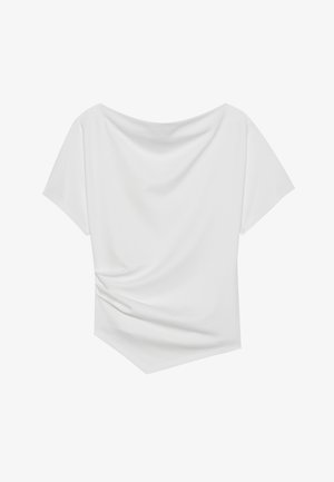 Top blanco de manga corta con diseño de hombros al descubierto, que presenta una textura drapeada y un detalle fruncido en un lado. Tejido suave.