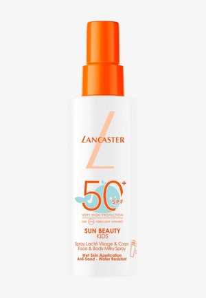 Bouteille de spray solaire Lancaster Sun Beauty Kids. Plastique blanc avec un capuchon orange, présentant des graphiques bleus, un SPF 50+ et des détails sur le produit imprimés.