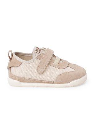 Zapatilla beige para niño pequeño con ante y tejido de malla, una sola tira de velcro, lengüeta en el talón y suela de goma blanca.