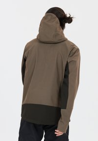 Braune Kapuzenjacke mit einer glatten, wasserdichten Textur; ausgestattet mit kontrastierenden dunklen Seitenteilen und einem gerade geschnittenen Saum.