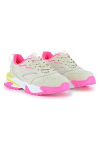 Chaussures de sport beiges avec des accents roses et jaunes, panneaux en mesh, semelles épaisses et lacets texturés. Dotées d'un col rembourré et d'une semelle extérieure en caoutchouc.